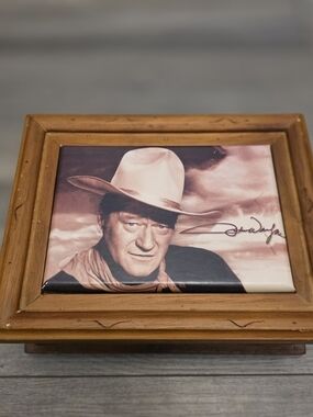 VINTAGE JOHN WAYNE LASER ENGRAVED SOLID WOOD COLLECTOR BOX